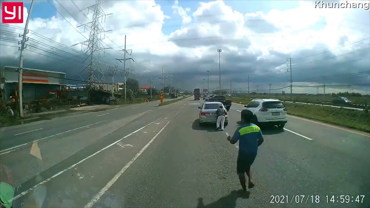 Drivers Pull Over to Help Push Stranded Car to Safety