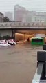 مشاهد مرعبة من الصين.. مياه الأمطار تغرق الطرقات والمترو