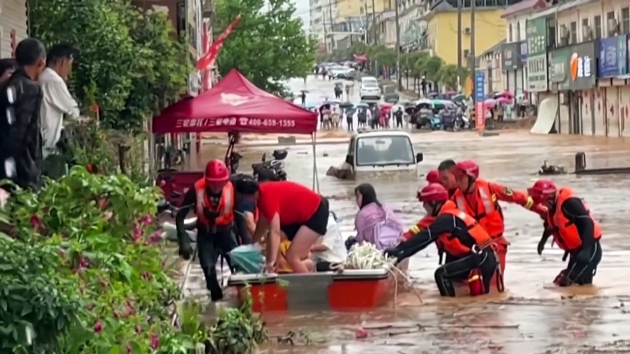 مقتل 12 شخصا على الأقل وإجلاء 200 ألف وسط الصين...