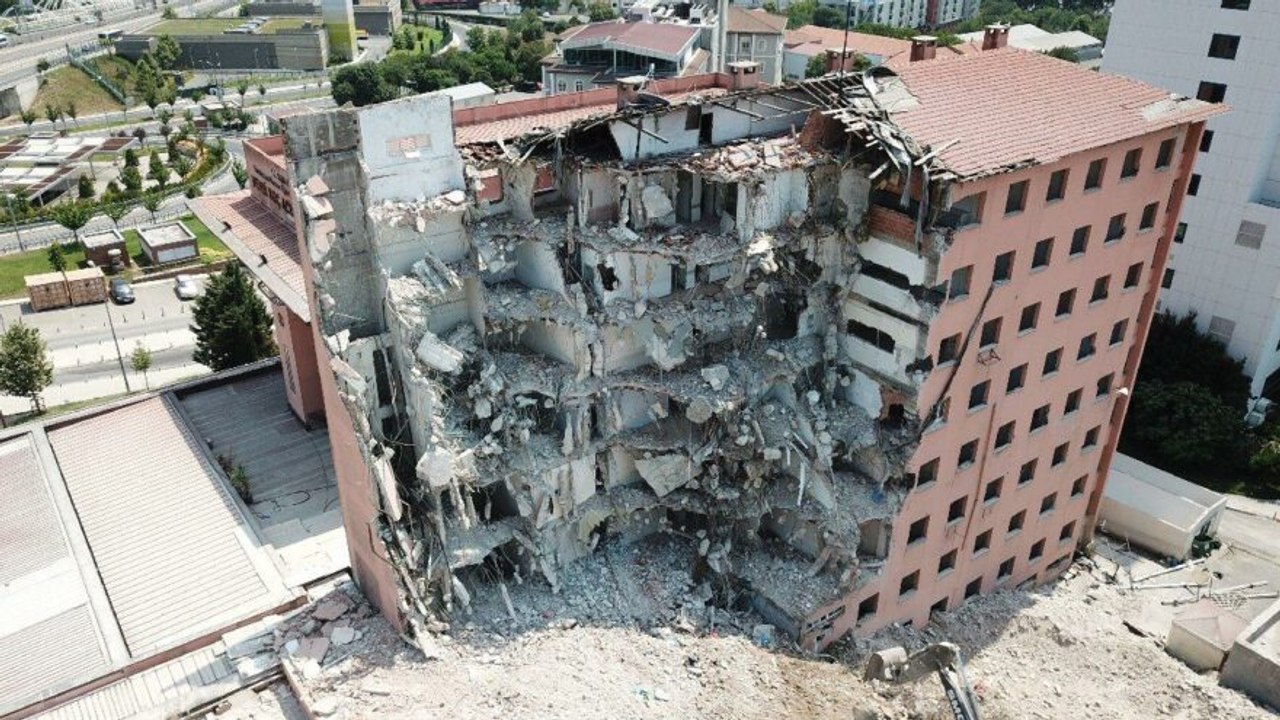 Haydarpaşa Numune Hastanesi’nin dahiliye binasının yıkımına başlandı