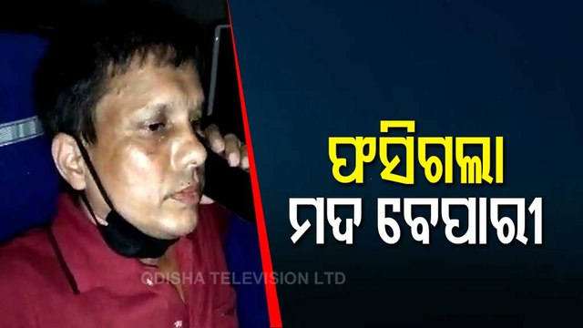 Women Ransack A Vehicle Smuggling Alcohol From West Bengal In Jaleswar