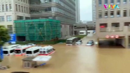 Banjir China, Air Sepinggang Masuk Kereta Bawah Tanah
