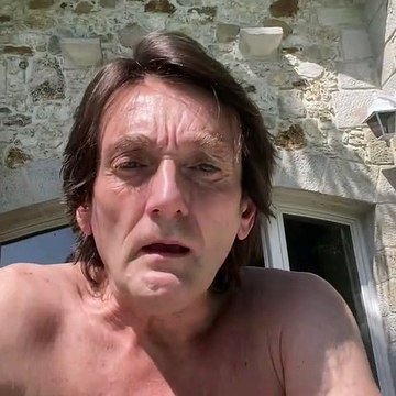 Pierre Palmade poste une vidéo sur Instagram où il apparait torse nu et fait réagir les internautes : J’ai rien pigé ! - VIDEO