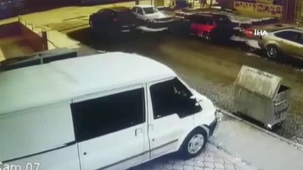 Ara yoldan çıkan otomobil kazaya neden oldu