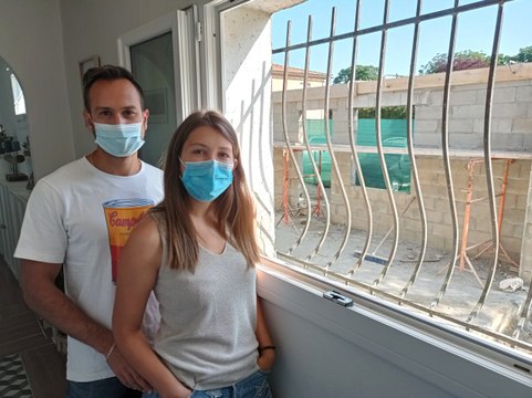 Ils achètent une maison, leur voisin décide de construire un garage à 3 cm de leurs fenêtres