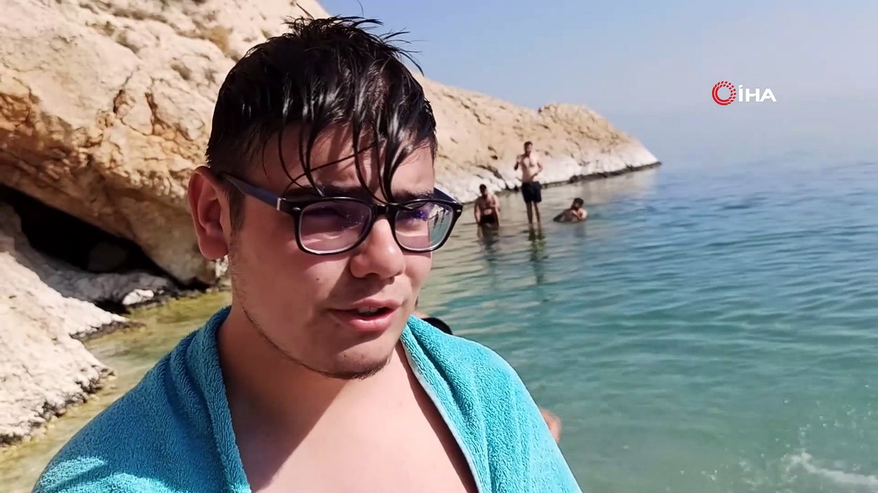 Bayram tatilini Van Gölü’nün serin sularında geçiriyorlar