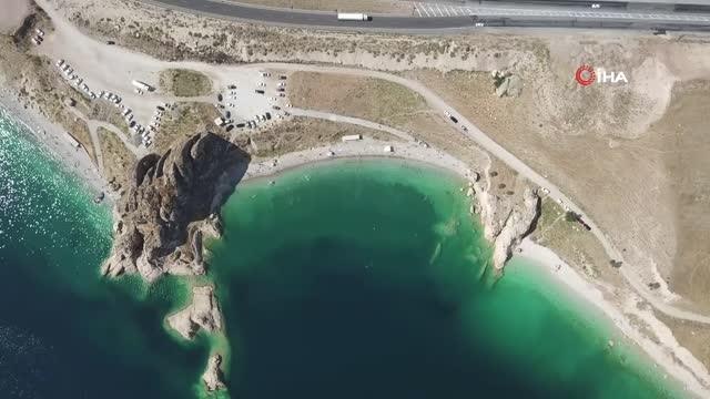 Bayram tatilini Van Gölü'nün serin sularında geçiriyorlar