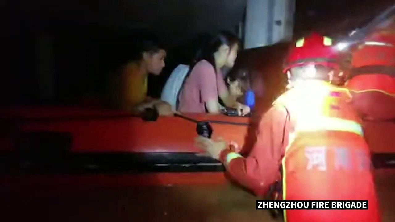 Chine: des passagers secourus dans le métro inondé de Zhengzhou