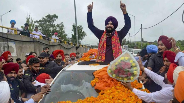 Navjot Singh Sidhu visits Golden Temple in Amritsar