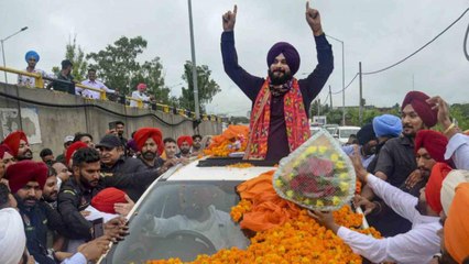 Navjot Singh Sidhu visits Golden Temple in Amritsar