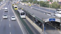 METROBÜS YOLUNDA ŞAŞIRTAN GÖRÜNTÜ: AŞIRI SICAKTAN ASFALT ERİDİ