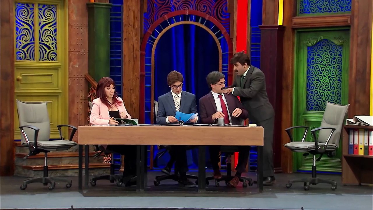 Güldür Güldür'ün oyuncusu rektörü fena ''ti''ye aldı