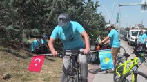 Son dakika haberi: Türk ve Kazak bisikletçiler Anıtkabir'e pedal çevirdi