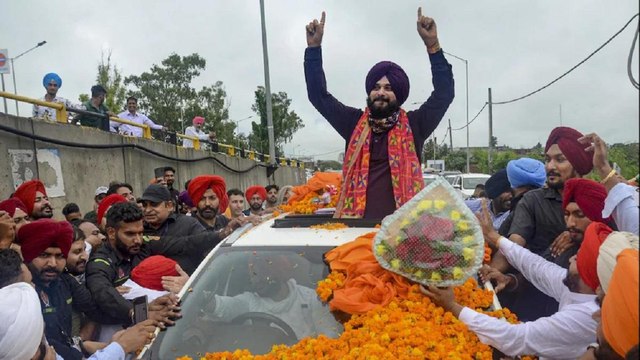 Punjab Cong chief Sidhu pays obeisance at Golden Temple
