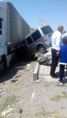 Bayram ziyareti için yola çıkan araç tırın altına girdi