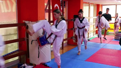 TEKİRDAĞ - Kuzenlerine özenerek başladığı tekvandoda dünya şampiyonluğuna ulaşan Azra Çavuş, gözünü olimpiyata dikti