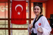 Kuzenlerine özenerek başladığı tekvandoda dünya şampiyonluğuna ulaşan Azra Çavuş, gözünü olimpiyata dikti