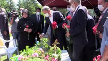 KAYSERİ - Milli Savunma Bakanı Akar, şehitlikleri ziyaret etti