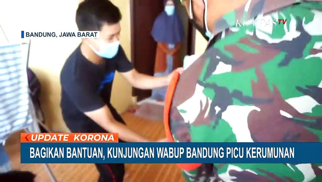 Wabup Bandung Sahrul Gunawan Bagikan Sembako, Emak-emak Malah Heboh Berkerumun Minta Foto