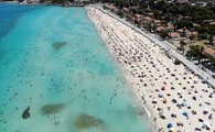 Çeşme'de nüfus 1 milyonu aştı, plajlardaki kalabalık böyle görüntülendi