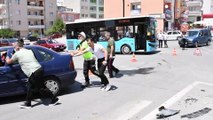 SİVAS - Otomobil ile hafif ticari araç çarpıştı: 4 yaralı