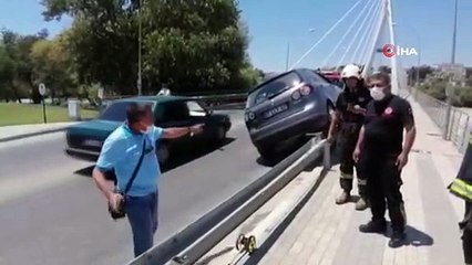 Lastiği patlayan otomobil bariyer üzerinde 40 metre gittikten sonra durabildi