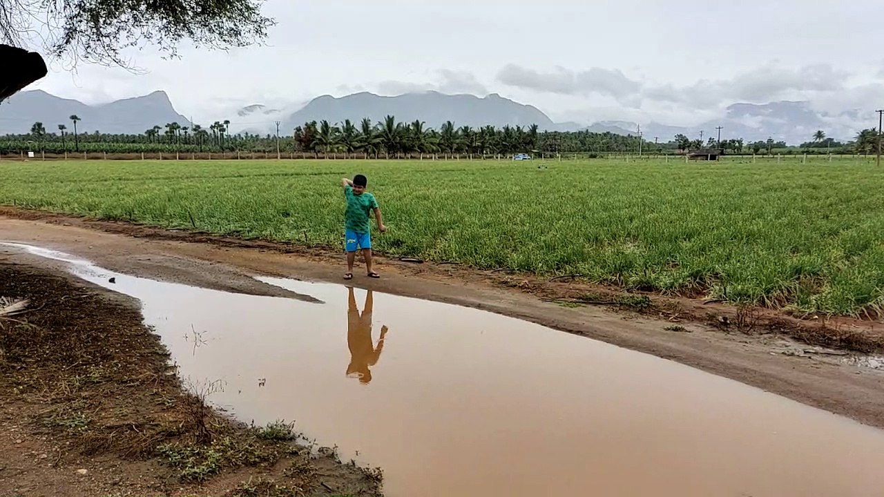 Aaran throwing rocks in the water - Slowmo