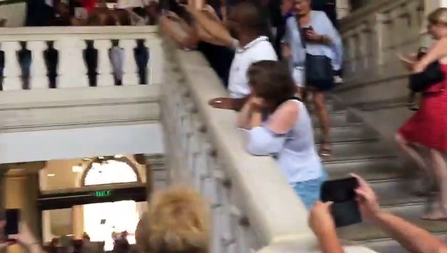 Antivax - Des dizaines de personnes pénètrent dans l'Hôtel de Ville de Chambéry et décrochent le portrait d'Emmanuel Macron - La mairie condamne avec la plus grande fermeté cette intrusion