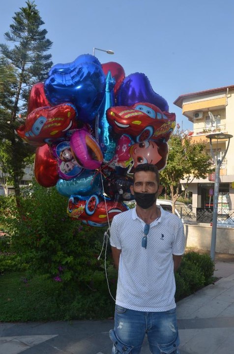 Baloncunun çocuk mezarlarına balon bağlamasının arkasından acıklı bir hikaye çıktı