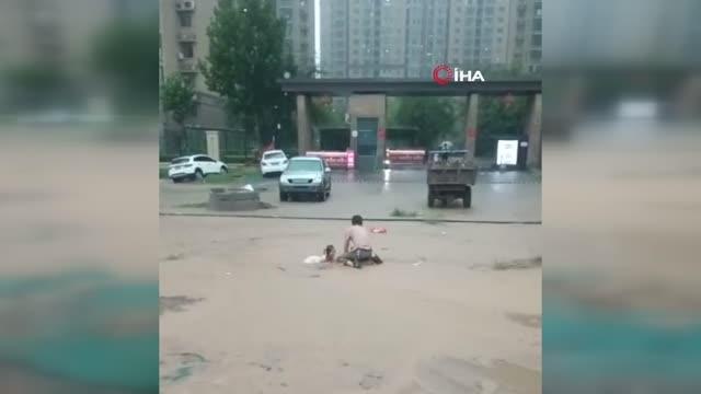 Son dakika haber! Çin'deki sel felaketinde can kaybı 25'e yükseldiYedi eyaletten bin 800 itfaiyeci bölgeye sevk edildi