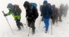 Ağrı Dağı'na tırmanan bir grup dağcı, yakalandıkları tipiye rağmen zirve yapmayı başardı