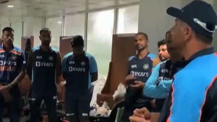 Image of the day: Dravid's rousing speech to Team India after their victory against Sri Lanka