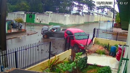 Muito azar! Após muro ser destruído em acidente, nova colisão é registrada durante reforma
