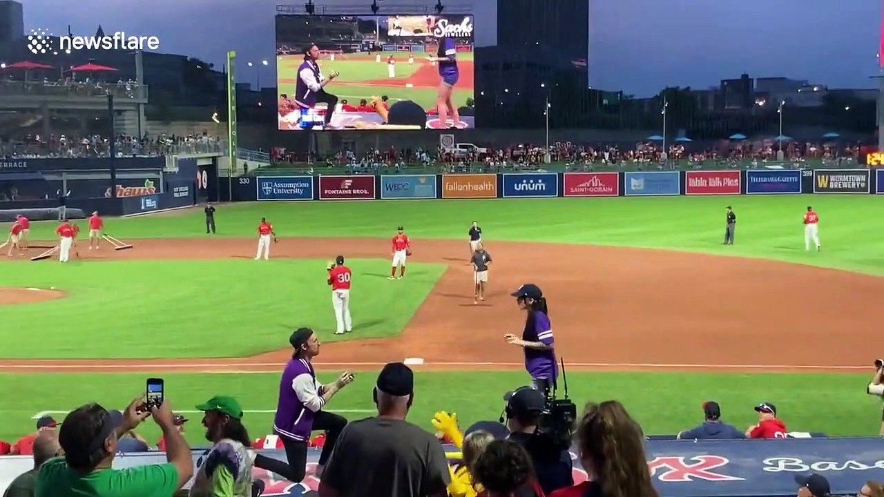 Il fait sa demande en mariage au Worcester  Red Sox game et se prend un énorme vent
