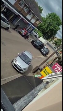 Un automobiliste prend la fuite et roule sur une voie ferrée pour semer la police (Angleterre)