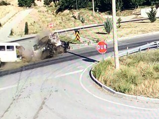 Isparta'da otomobille çarpışan minibüs ikiye bölündü: 3 yaralı