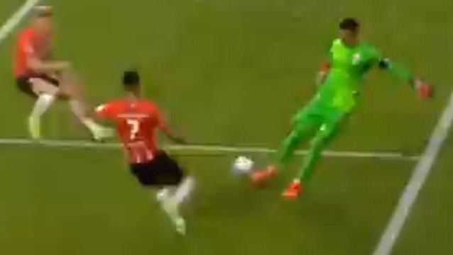 PSV futbolcularının baskısı, yılların tecrübesi Muslera'yı çaresiz bıraktı