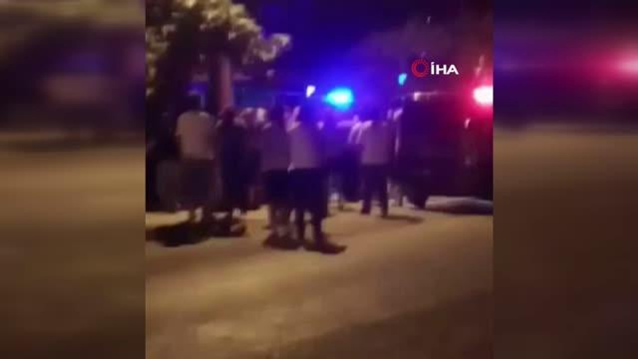 Bursa'da hareketli dakikalar...Mahalleli, bıçaklı yaralama şüphelisinin saklandığı evi taşladı