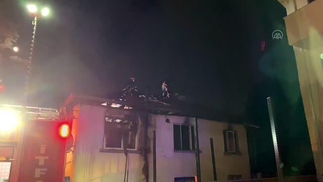 Yangın çıkan ahşap ev kullanılamaz hale geldi