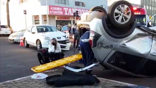 Colisão entre carros seguida de capotamento deixa duas pessoas feridas na Avenida Brasil, no Centro