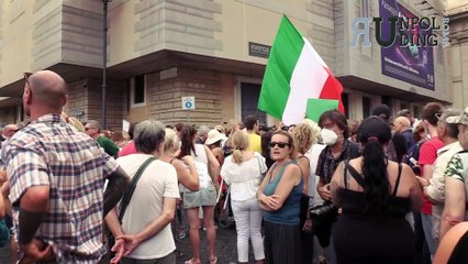 Скачать видео: MANIFESTAZIONI IN TUTTA ITALIA CONTRO IL CERTIFICATO VERDE PER ENTRARE IN BAR E RISTORANTI: A ROMA LE FORZE DELL’ORDINE SONO DOVUTE INTERVENIRE PER DISPERDERE I MANIFESTANTI.