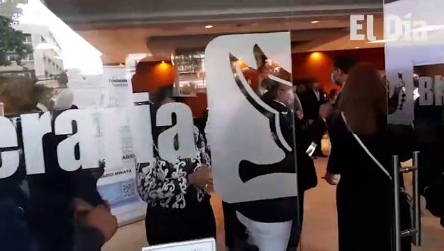 Decenas de personas están asistiendo a la funeraria Blandino donde serán expuestos los restos de Yolanda Reyna, madre del expresidente Leonel Fernández, quien falleció la mañana de este miércoles en un centro de salud.