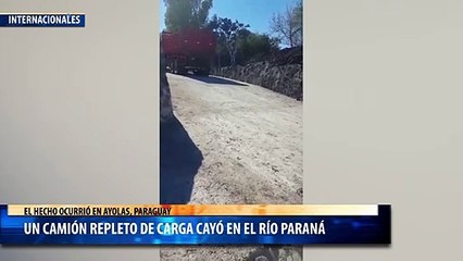 Un camión repleto de carga cayó en el río Paraná