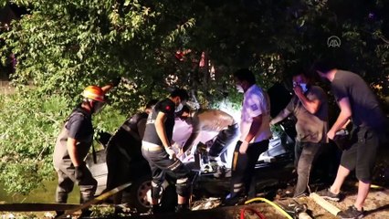 BOLU - Ağaca çarpan otomobilde sıkışan sürücü itfaiye ekibince kurtarıldı