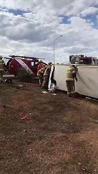 Vídeo: após bater em caminhão, motorista fica preso em van de fast food no DF
