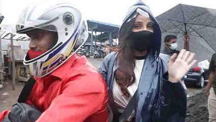 Nora Fatehi Fans को देख किसकी Bike पर बैठ भागीं, Versova हुई Spott | FilmiBeat