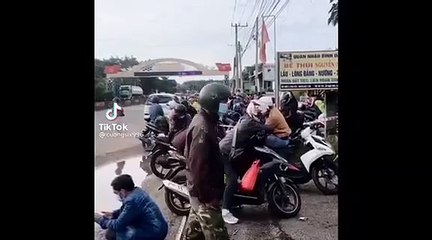 Clip: CSGT dẫn đường cho bà con bị ảnh hưởng bởi dịch về quê