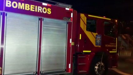 Palio fica completamente destruído pelas chamas na Rua Cariris no Bairro Santa Cruz