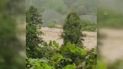 Sağanak nedeniyle dereler taştı - Derede mahsur kalan araç (4)