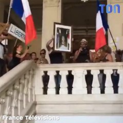 Des manifestants décrochent le portrait de Macron à la mairie de Chambéry